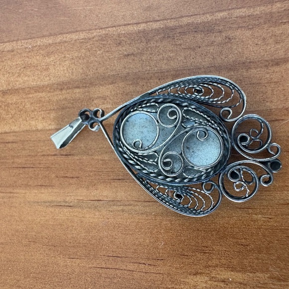 Silver and flower pendant - Picture 2 of 2